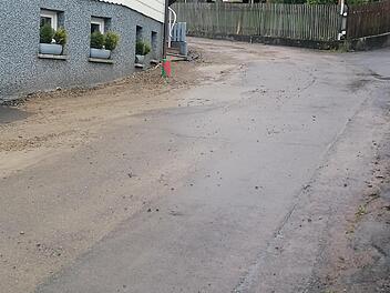 Im Zuge des Straßenausbaus Sinntalstraße wird auch der Übergang zum Ringweg angeglichen. Dann kann auch hier der Straßenbelag erneuert werden.
