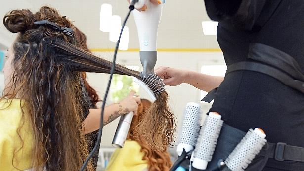 Eine Friseurin föhnt eine Kundin. Wenn es im Wunschberuf keine freien Stellen gibt, helfen die Berufsberater der Agentur für Arbeit weiter.