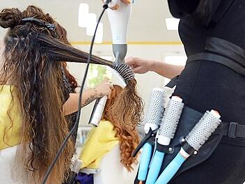 Eine Friseurin föhnt eine Kundin. Wenn es im Wunschberuf keine freien Stellen gibt, helfen die Berufsberater der Agentur für Arbeit weiter.