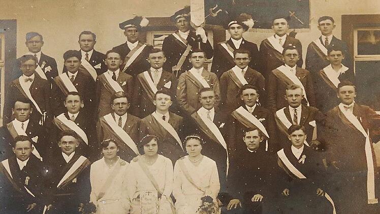 Aus der Vorkriegszeit ist neben der Fahne noch eine inzwischen vergilbte Fotografie aus dem Jahr 1931 erhalten. Bei der Fahnenweihe posieren die Burschen in Vereinsuniform mit Schärpe nebst Prälat und Ehrenjungfrauen.