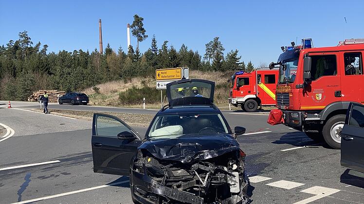 Heftige Kollision an Kreuzung in der Oberpfalz - eingeklemmte Frau lebensgefährlich verletzt