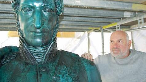 Galvaniseur Norbert Frisch neben dem von ihm sanierten  Ernst I.