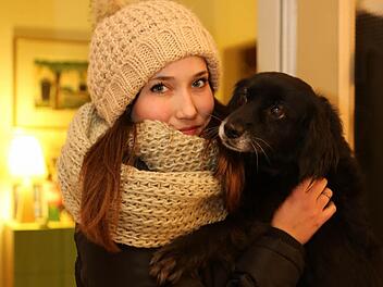 Im letzten Jahr war Chiara Schmitt noch ein Weihnachtsengel. Heuer fährt sie zur Abwechslung mal in den Urlaub. Ihre Lucy nimmt die 17-Jährige natürlich auch mit. Fotos: Barbara Herbst