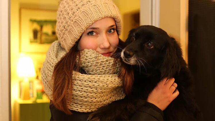 Im letzten Jahr war Chiara Schmitt noch ein Weihnachtsengel. Heuer fährt sie zur Abwechslung mal in den Urlaub. Ihre Lucy nimmt die 17-Jährige natürlich auch mit. Fotos: Barbara Herbst