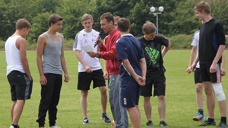 Sportlehrer Josef Pensler stellt die besten Sprinter der Carl-von-Linde-Realschule vor.