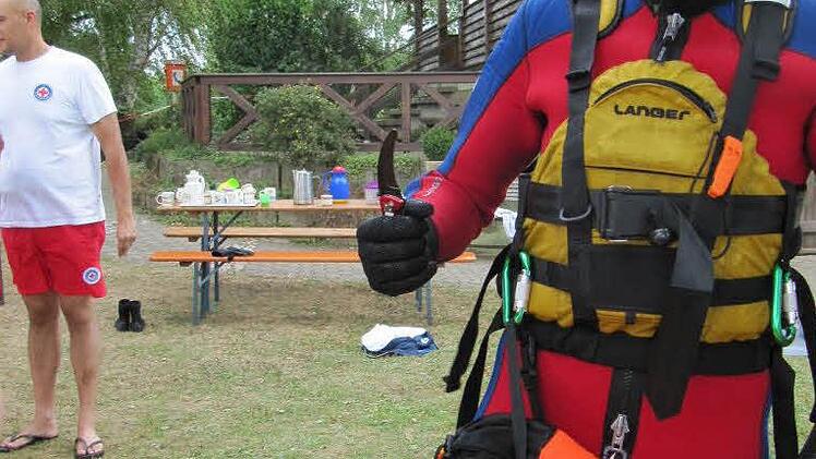 Zur Ausrüstung der Rettungstaucher (hier Michael Prommer) gehören auch Messer, doppelseitige Lampe und Schutzhelm.
