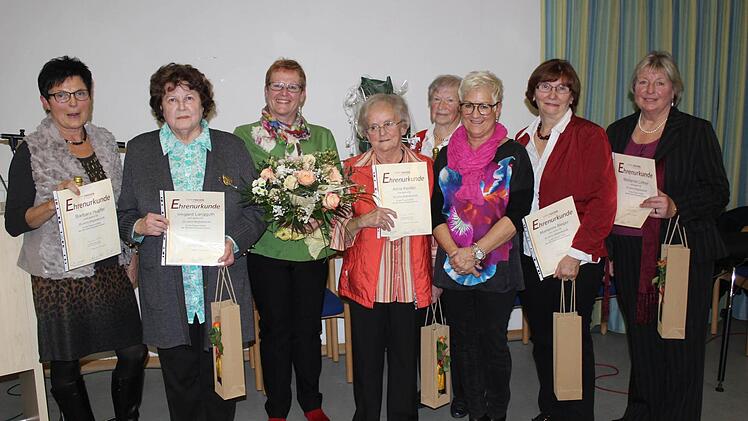 Besonders gewürdigt wurden Frauen, die vor 40 Jahren die Ortsgruppe mitgegründet haben.