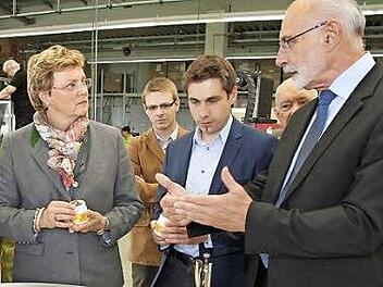 Monika Hohlmeier und Torsten Gunselmann hören Betriebsleiter Ludwig Knorr aufmerksam zu.  Foto: Erlwein