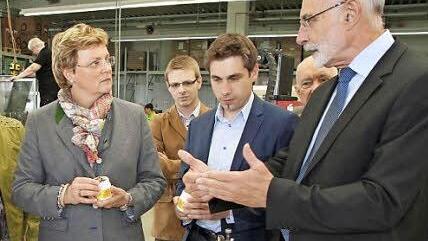 Monika Hohlmeier und Torsten Gunselmann hören Betriebsleiter Ludwig Knorr aufmerksam zu.  Foto: Erlwein