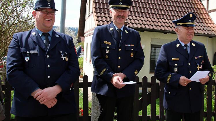 Freuten sich sichtlich über den neuen TSA der FFW Bischwind: Kreisbrandrat Manfred Lorenz, Kreisbrandinspektor Reinhard Hartung sowie der neue, u. a. für Bischwind zuständige Kreisbrandmeister Johannes Kempinski (von rechts). Foto: Bettina Knauth