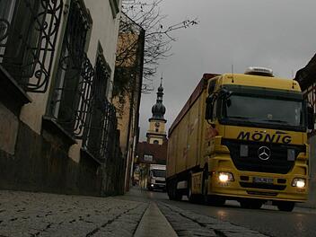 Der Schwerverkehr belastet die Stadtsteinacher. Die Straße zu überqueren ist gefährlich, und selbst auf dem Gehweg sind Fußgänger nicht sicher. Foto: BR-Archiv