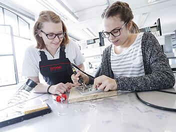 Am Girls" Day bei Brose zeigt die angehende Mechatronikerin Sophia Stauch der 13-j&auml;hrigen Lea Thomaka, wie man aus elektrischen Komponenten eine "LED-Blume" baut.