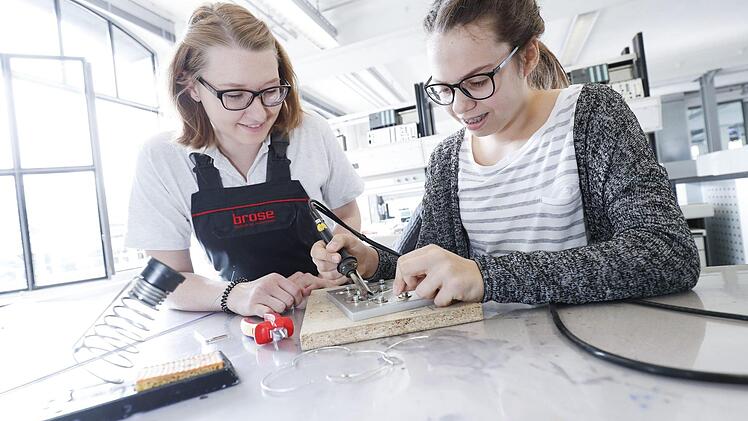 Am Girls" Day bei Brose zeigt die angehende Mechatronikerin Sophia Stauch der 13-j&auml;hrigen Lea Thomaka, wie man aus elektrischen Komponenten eine "LED-Blume" baut.