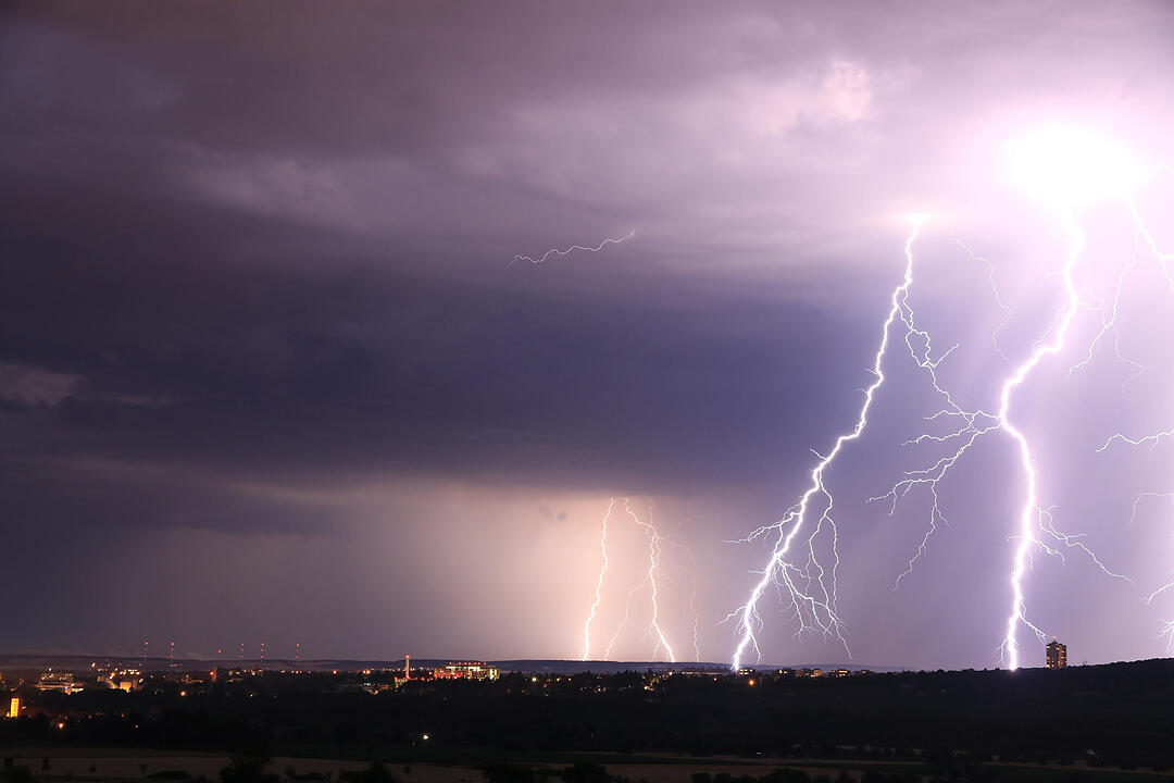 Fulminante Blitzshow am Nachthimmel über Unterfranken