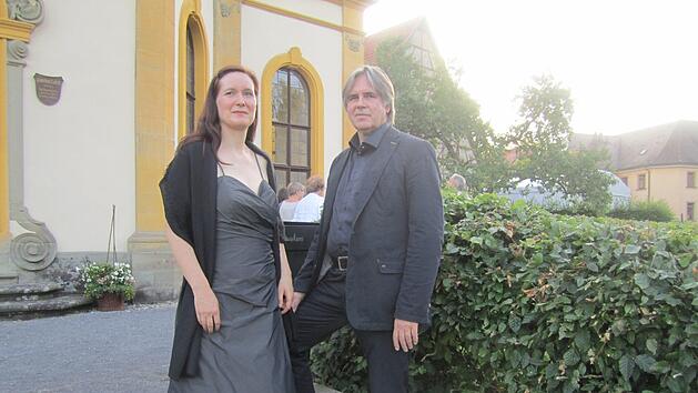 Katrin Edelmann und Peter Rottmann gestalteten einen romantisch-musikalischen Abend im Gr&uuml;nen. Foto: Hartmut Hessel