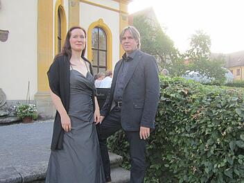 Katrin Edelmann und Peter Rottmann gestalteten einen romantisch-musikalischen Abend im Grünen. Foto: Hartmut Hessel