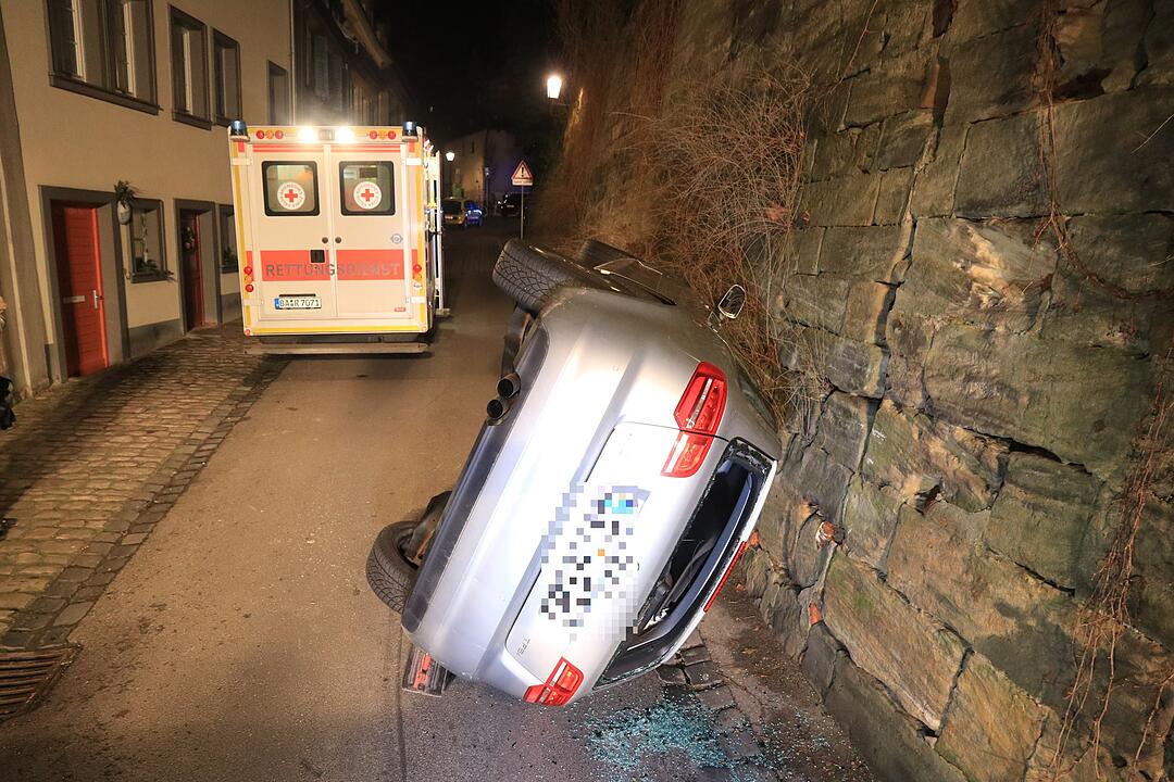 Auto landet nach Unfall in Bamberg auf der Seite