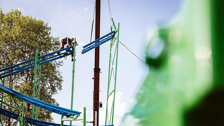 Der Aufbau beim Freischießen läuft. Foto: Marian Hamacher