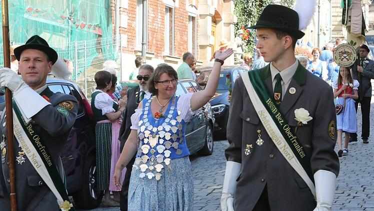 Vom Marktplatz aus machten sich die Kronacher Schützen und ihre Gäste auf den Weg zur Hofwiese. Foto: Barbara Herbst