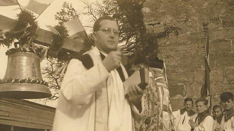 18. März 1951: Die Geracher hatten endlich ihre Glocken wieder, die im Zweiten Weltkrieg abgenommen und eingeschmolzen worden waren. Dekan Philipp Hablitz lobte sie, dass es "einer so sorgenvollen Gemeinde in dieser schweren Zeit gelungen ist, sich in einer vom Krieg umdrohten Welt ein solch schönes Geläut zu beschaffen" - ein Symbol des Friedens.