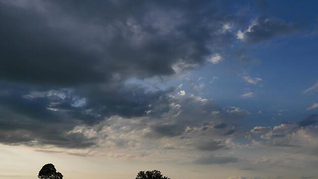 Wer auf den Fr&uuml;hlingsanfang gehofft hat, k&ouml;nnte entt&auml;uscht werden: Der Sonntag wird noch einmal st&uuml;rmisch. Symbolbild: Nicolas Armer/dpa