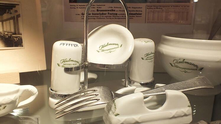 Geschirr mit dem Aufdruck Brauerei Hubmann, die das Weisse Ross, Hauptstra&szlig;e 27 bewirtschaftete    Foto: Manfred Welker