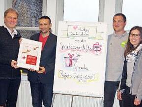 Die Sparkassen-Stiftung Kronach spendete 5000 Euro für die Lichtinstallation des BDKJ. Das Bild zeigt (von links) Sparkassen-Vorstandsvorsitzenden Klaus-Jürgen Scherr, Landrat Klaus Löffler, den Bildungsreferenten Andy Fischer, Philipp Wich (BDKJ Dekanat Kronach), Katharina Martin (BDKJ Dekanat Teuschnitz) und Jonathan Bähr (Sparkasse Kommunikation). Foto: Heike Schülein