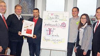 Die Sparkassen-Stiftung Kronach spendete 5000 Euro für die Lichtinstallation des BDKJ. Das Bild zeigt (von links) Sparkassen-Vorstandsvorsitzenden Klaus-Jürgen Scherr, Landrat Klaus Löffler, den Bildungsreferenten Andy Fischer, Philipp Wich (BDKJ Dekanat Kronach), Katharina Martin (BDKJ Dekanat Teuschnitz) und Jonathan Bähr (Sparkasse Kommunikation). Foto: Heike Schülein
