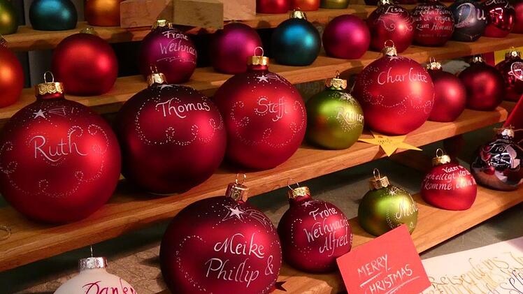 Christbaumkugeln mit einem pers&ouml;nlichen Schriftzug begeisterten die Besucher.