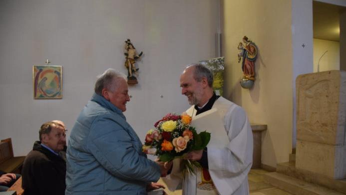 Dekan Armin Haas bedankt sich herzlich bei Pfarrhaushälterin Marliese Wehner für die langjährige Sorge um die Pfarrhäuser in Waldfenster und Schondra.  Foto: Horst Conze