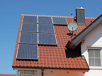 Die PV-Anlage auf Andreas' Hausdach produziert seit 20 Jahren Strom. Sein ökologisches Gewissen verbietet ihm eine neue Anlage - technisch ist diese einwandfrei.