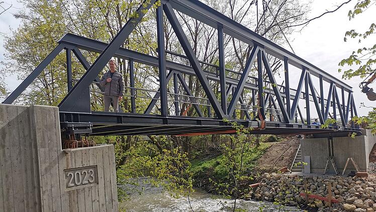Pettstadt: Großer Kran bringt neue Brücke in Position - zweiter Bürgermeister testet Standsicherheit