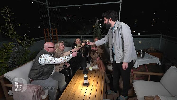Graz bei Nacht und ein Espresso-Martini - der perfekte Start für ein perfektes Dinner. Von links: Christian, Maria, Armina, Birgit und Armin.