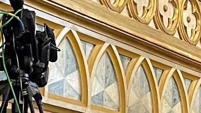 Gerald Fink spielt an dem noch original aus dem 19. Jahrhundert erhaltenen großen Instrument in der schwarzen Kirche in Kronstadt/Braslov (im Rahmen einer Reise der evangelischen Kirchengemeinde 2024).