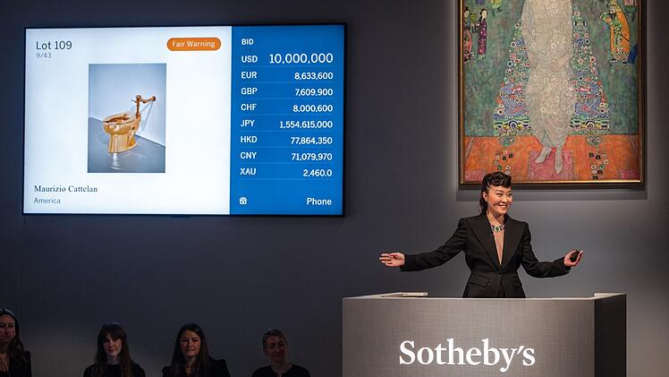 Teures goldenes Klo bei Auktionen in New York versteigert