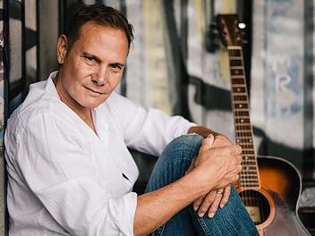 Die 500. Folge von "Notruf Hafenkante" feiert der Schauspieler Fabian Harloff mit einem ganz besonderen Song.