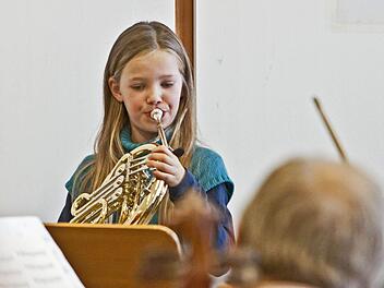 Die junge Hornistin Sophia Reuter bei einer Probe für das Mitmachkonzert am Sonntag im Landestheater. Fotos: Jochen Berger