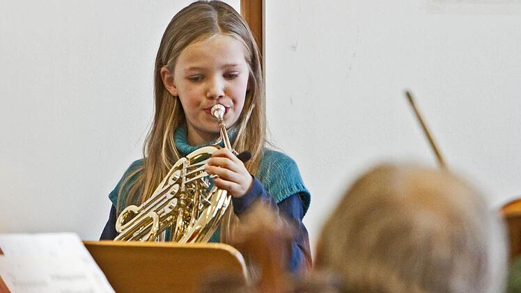 Die junge Hornistin Sophia Reuter bei einer Probe für das Mitmachkonzert am Sonntag im Landestheater. Fotos: Jochen Berger