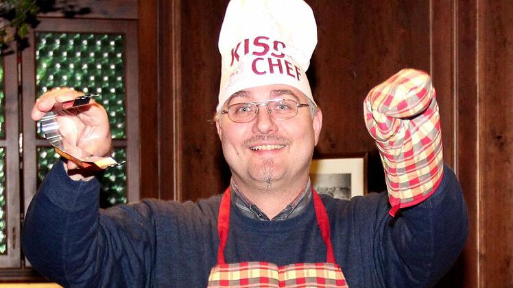 Christian Wennmacher freute sich über die Grillausrüstung, die jemand anderes nicht mehr wollte. Foto: Blum