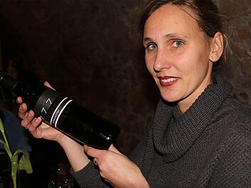 Neu bei der Hammelburger Weinmesse: Kathrin Baier-Buttler vom Weinwerk mit der 777er Flasche. Sie setzt auf modernes Design für urfränkischen Wein.  Foto: Gerd Schaar