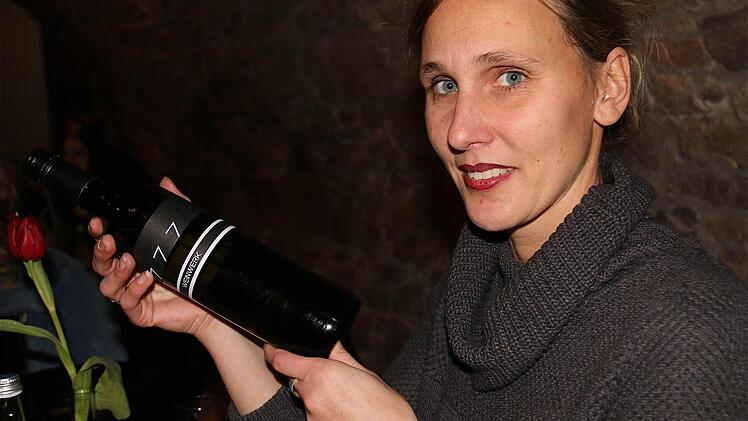 Neu bei der Hammelburger Weinmesse: Kathrin Baier-Buttler vom Weinwerk mit der 777er Flasche. Sie setzt auf modernes Design für urfränkischen Wein.  Foto: Gerd Schaar