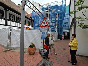 Bauzäune, Gerüst, Planen, Dreck, Stolperfallen: Die Geschäftsleute in den Theatergassen sind sauer, weil sich niemand für ihre Sorgen zuständig zu fühlen scheint. Foto: Ronald Rinklef
