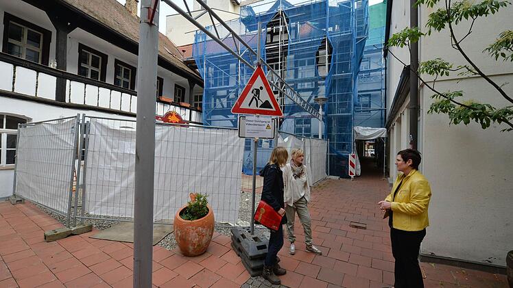 Bauzäune, Gerüst, Planen, Dreck, Stolperfallen: Die Geschäftsleute in den Theatergassen sind sauer, weil sich niemand für ihre Sorgen zuständig zu fühlen scheint. Foto: Ronald Rinklef