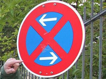Absolutes Halteverbot ist derzeit in der Kulmbacher Dr.-Martin-Luther-Straße angeordnet. Die Autofahrer, die dort regelmäßig parken,stört das aber nicht. Foto: BR-Archiv/Stephan Tiroch