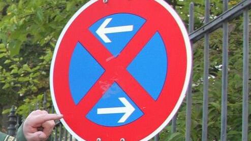 Absolutes Halteverbot ist derzeit in der Kulmbacher Dr.-Martin-Luther-Straße angeordnet. Die Autofahrer, die dort regelmäßig parken,stört das aber nicht. Foto: BR-Archiv/Stephan Tiroch