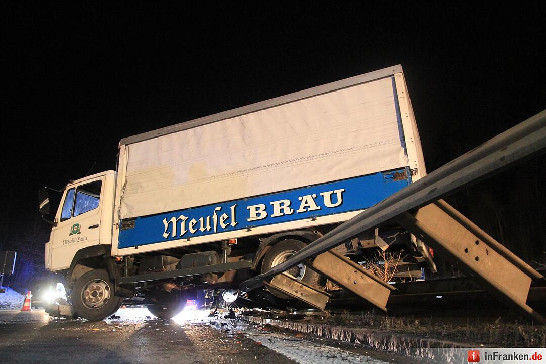Bierkästen auf A73: Lastwagen durchbricht Mittelschutzleitplanke