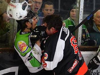 Dem ECDC Memmingen (schwarz) hat dem Höchstadter EC die erste Niederlage in der Verzahnungsrunde zugefügt. Beim Rückspiel gab es erneut Verlängerung - erneut hatte das gastgebende Team das glücklichere Ende.  Foto: Picturedreams
