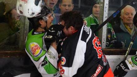 Dem ECDC Memmingen (schwarz) hat dem Höchstadter EC die erste Niederlage in der Verzahnungsrunde zugefügt. Beim Rückspiel gab es erneut Verlängerung - erneut hatte das gastgebende Team das glücklichere Ende.  Foto: Picturedreams