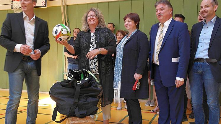 "Damit der Ball weiter rollt!" Architekt Stefan Eckl übergab 10 Fußbälle an Sport-Fachbetreuerin Gaby Vogt.
