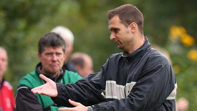Seine erste Trainerstation nahm Levente Bozsik in der Saison 2013/2014 bei den SF Gro&szlig;gr&uuml;ndlach an, stieg mit der Mannschaft aber &uuml;ber die Relegation wieder in die A-Klasse ab. Sportfoto Zink/Archiv